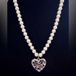 CC PEARL NECKLACE UPCYCLED
